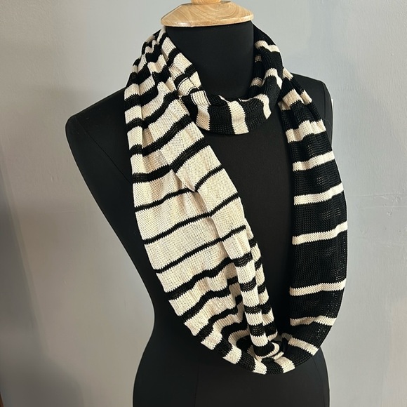 ANN TAYLOR LOFT Infinity Scarf Black White Striped Open Knit Rayon Classic 12x66 - Picture 1 of 3